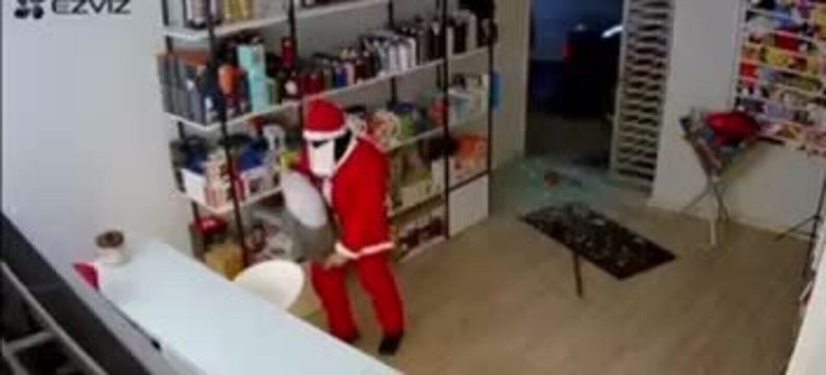 V Deo Dois Homens Vestidos De Papai Noel Furtam Loja De Eletr Nico Em