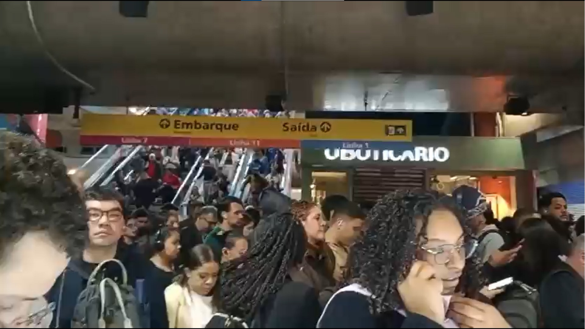 Linha 4-Amarela em SP tem passageiros presos em trens e estações superlotadas por falha