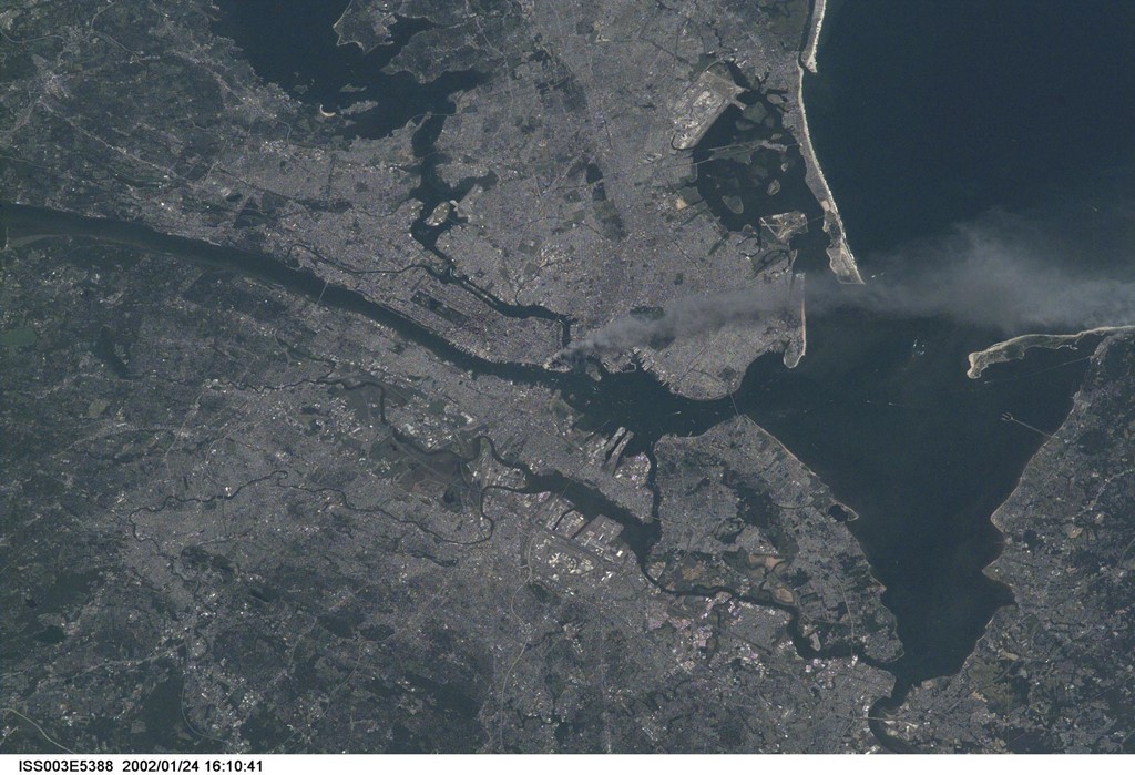 Imagem de satélite da NASA mostra como ficou rastro de fumaça após ataque terrorista de 11 de setembro - Foto