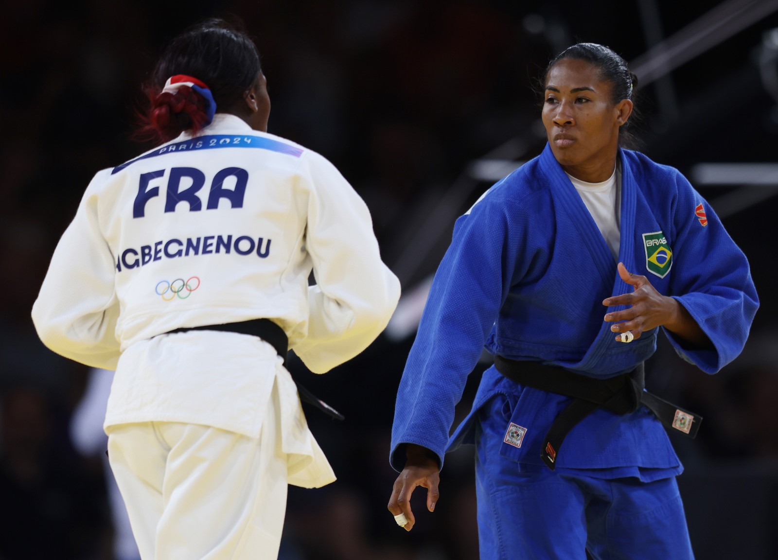 Ketleyn Quadros (quimono azul) enfrentou Clarisse Agbegnenou, atleta da França, nas oitavas de final do judô feminino nas Olimpíadas de Paris — Foto: Luiza Moraes/COB