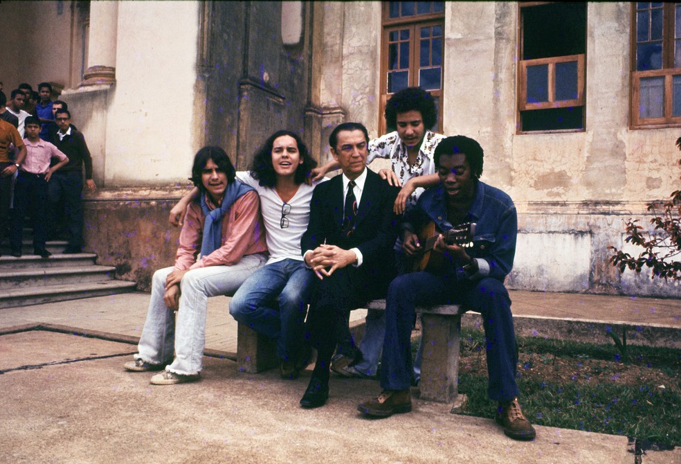 Lô Borges, à esquerda, com outros membros do Clube da Esquina e o ex-presidente Juscelino Kubitschek, em 1971 — Foto: Divulgação / TV Cultura