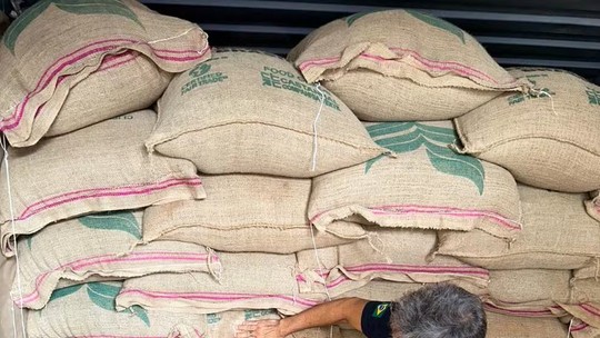 Receita apreende 1,3 tonelada de cocaína escondida em carga de café no Rio