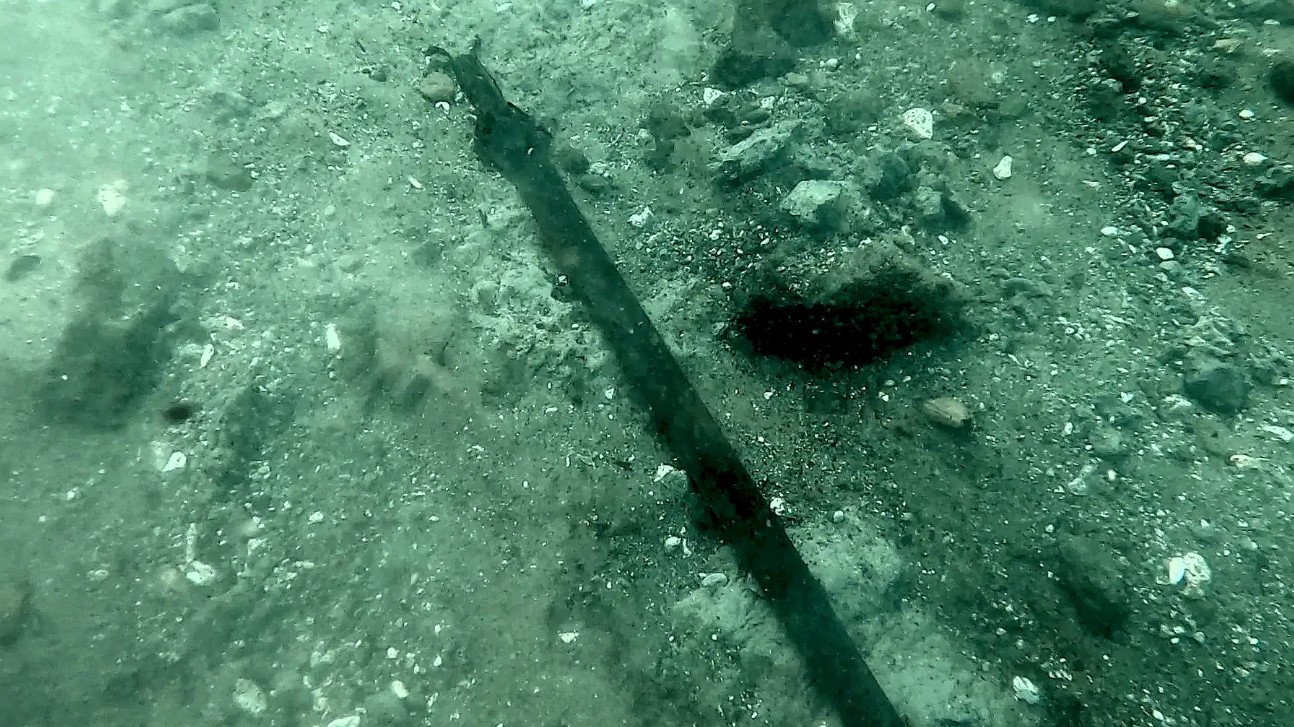 Arqueólogos encontram espada de bronze de três mil anos em lago da Itália