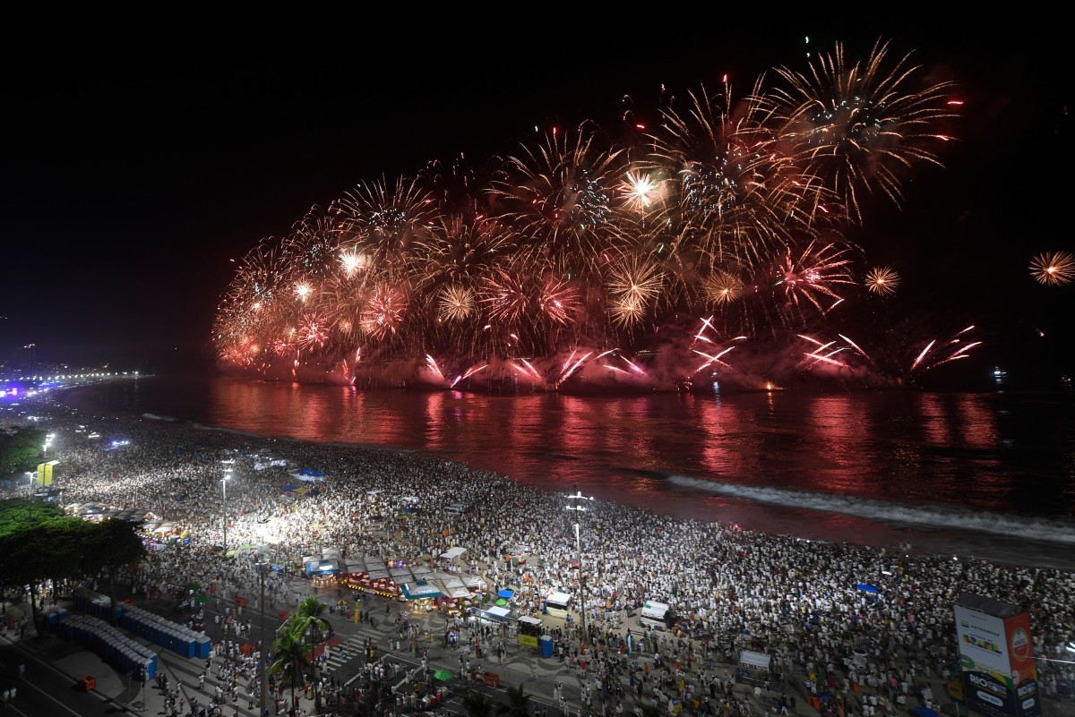 Réveillon de Copacabana reúne mais de 2,6 milhões e estreia show de drones