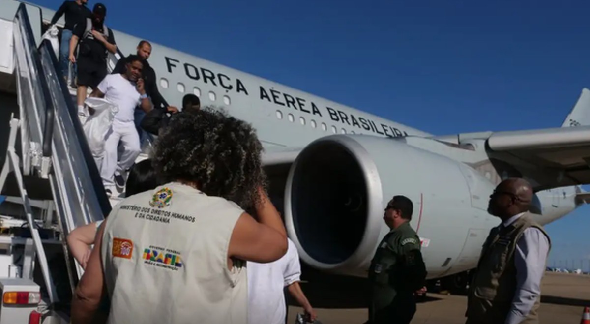 Último voo com brasileiros deportados dos EUA chega ao país; número de deportações dobrou em 2025