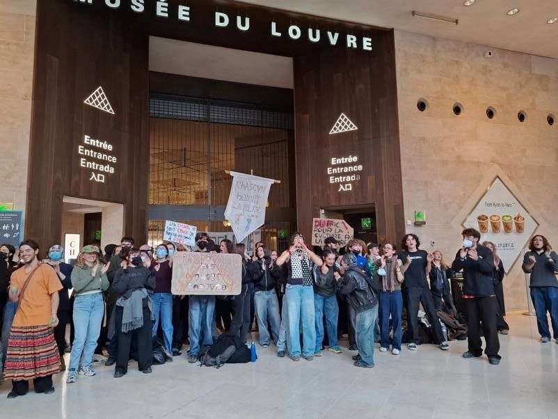 Após fim de semana de protestos na França, manifestantes bloqueiam acesso ao Louvre em apoio