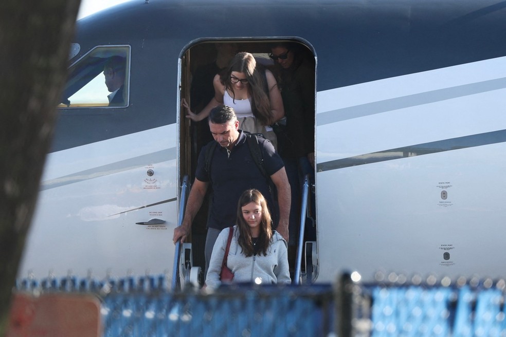 Flávio Bolsonaro e familiares chegando nos Estados Unidos. — Foto: RICARDO ARDUENGO/AFP