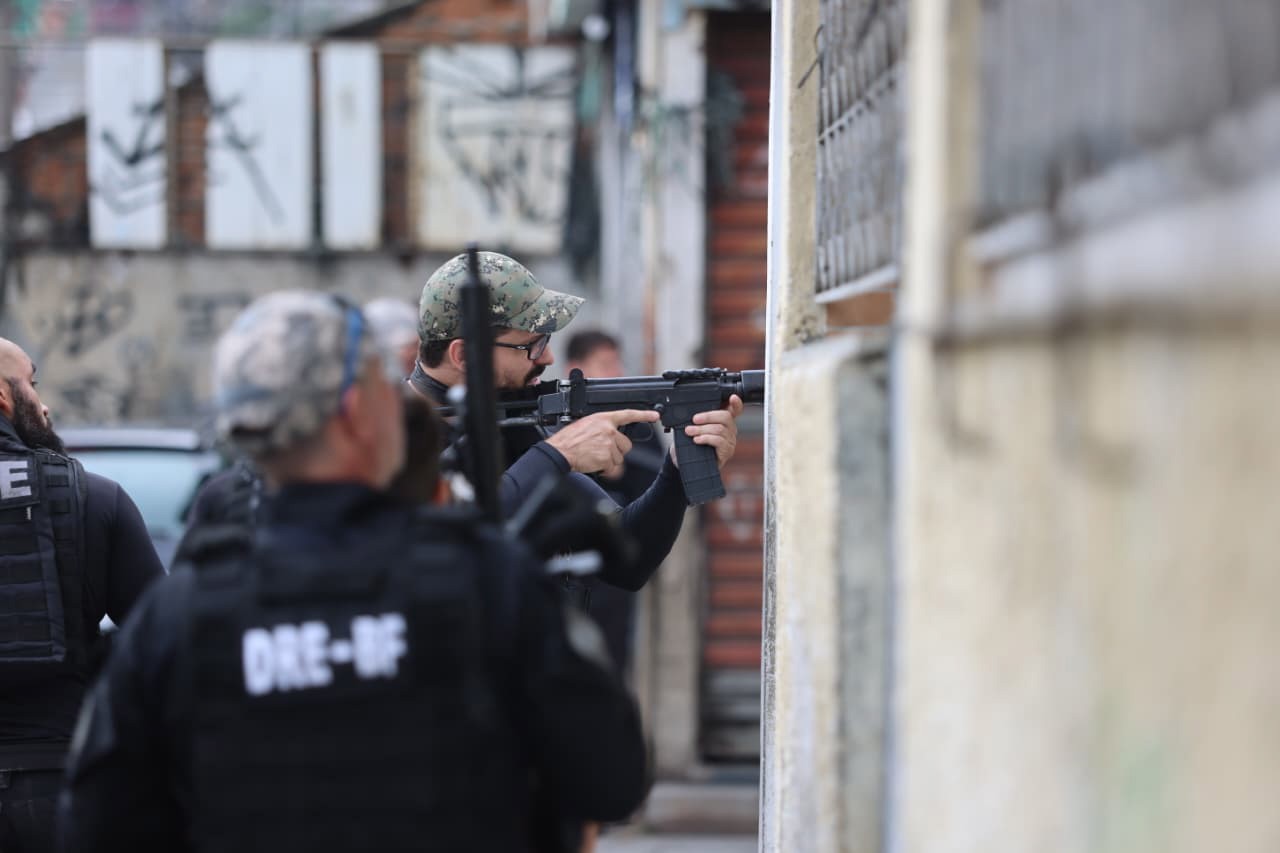 Após megaoperação, corpos são levados por moradores para praça na Zona ...