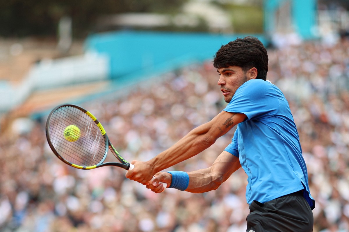 Carlos Alcaraz desiste de Roland Garros devido a lesão no pulso