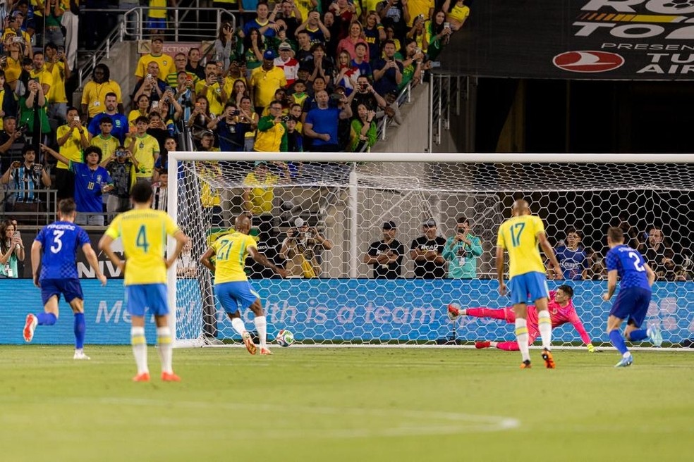 Igor Thiago faz gol de pênalti pela Seleção Brasileira, em amistoso contra Croácia — Foto: PAULO DE TARSO/Pera Photo Press/Agência O Globo