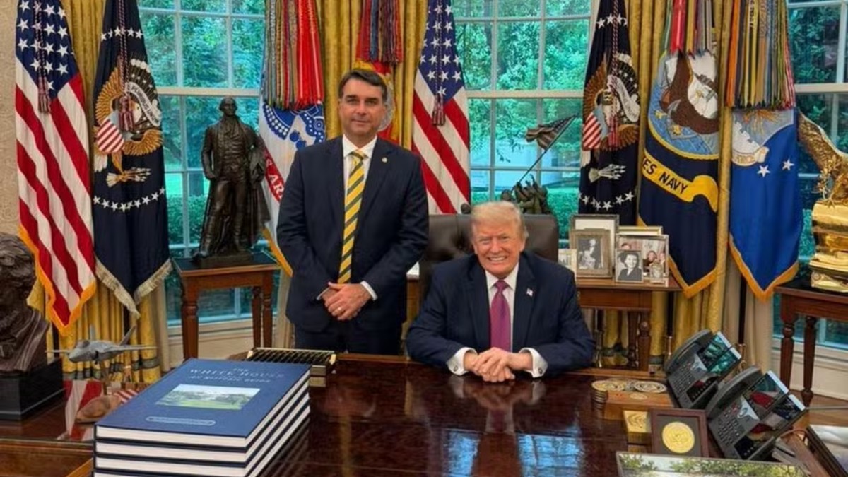 Donald Trump posta foto com Flávio Bolsonaro: 'jovem inteligente que ama muito o seu país'