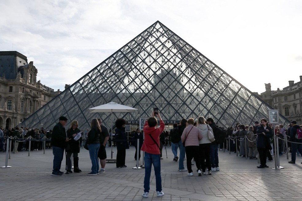 Público aproveita reabertura do Louvre após roubo de joias. — Foto: THIBAUD MORITZ / AFP