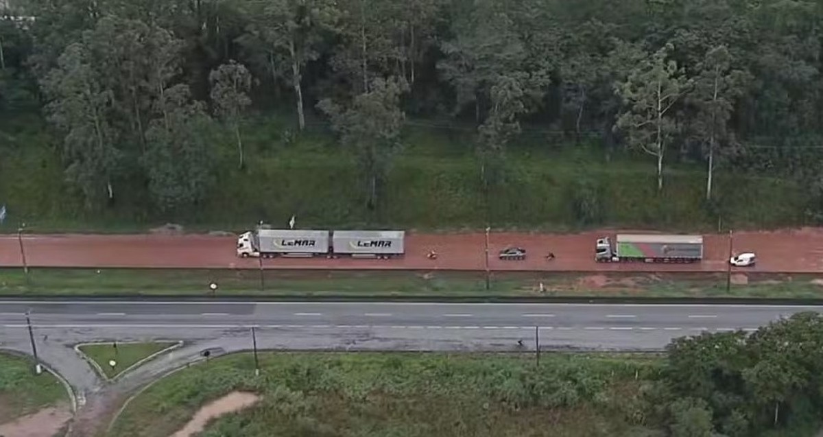 Régis Bittencourt tem interdição parcial e 37 km de congestionamento após deslizamento de terra