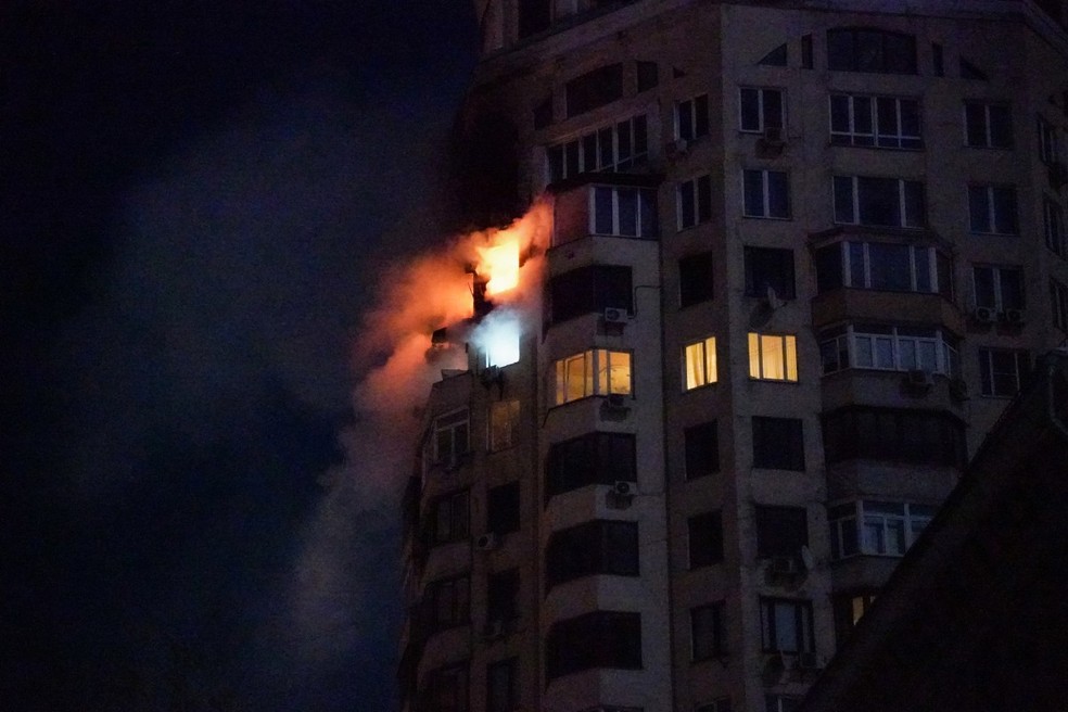 Prédio destruído após novo ataque da Rússia contra a Ucrânia. — Foto: AFP
