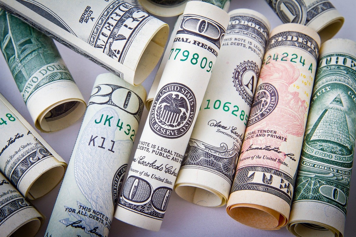 Dólar abre em queda de mais de 0 5% e é cotado a R$ 6 08 Economia cbn