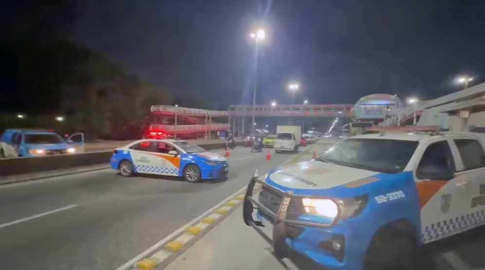 Avenida Brasil tem pistas fechadas por caminhões em chamas próximo ao Complexo de Israel - QTU Questões do Universo