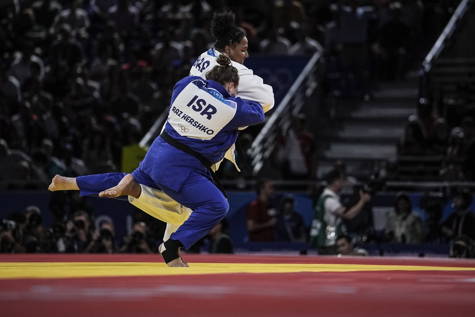 Bia Souza vence o israelense Raz Hershko e conquista a medalha de ouro na categoria +78kg (Waza-ari da vitória de Bia).  — Foto: Alexandre Loureiro/COB