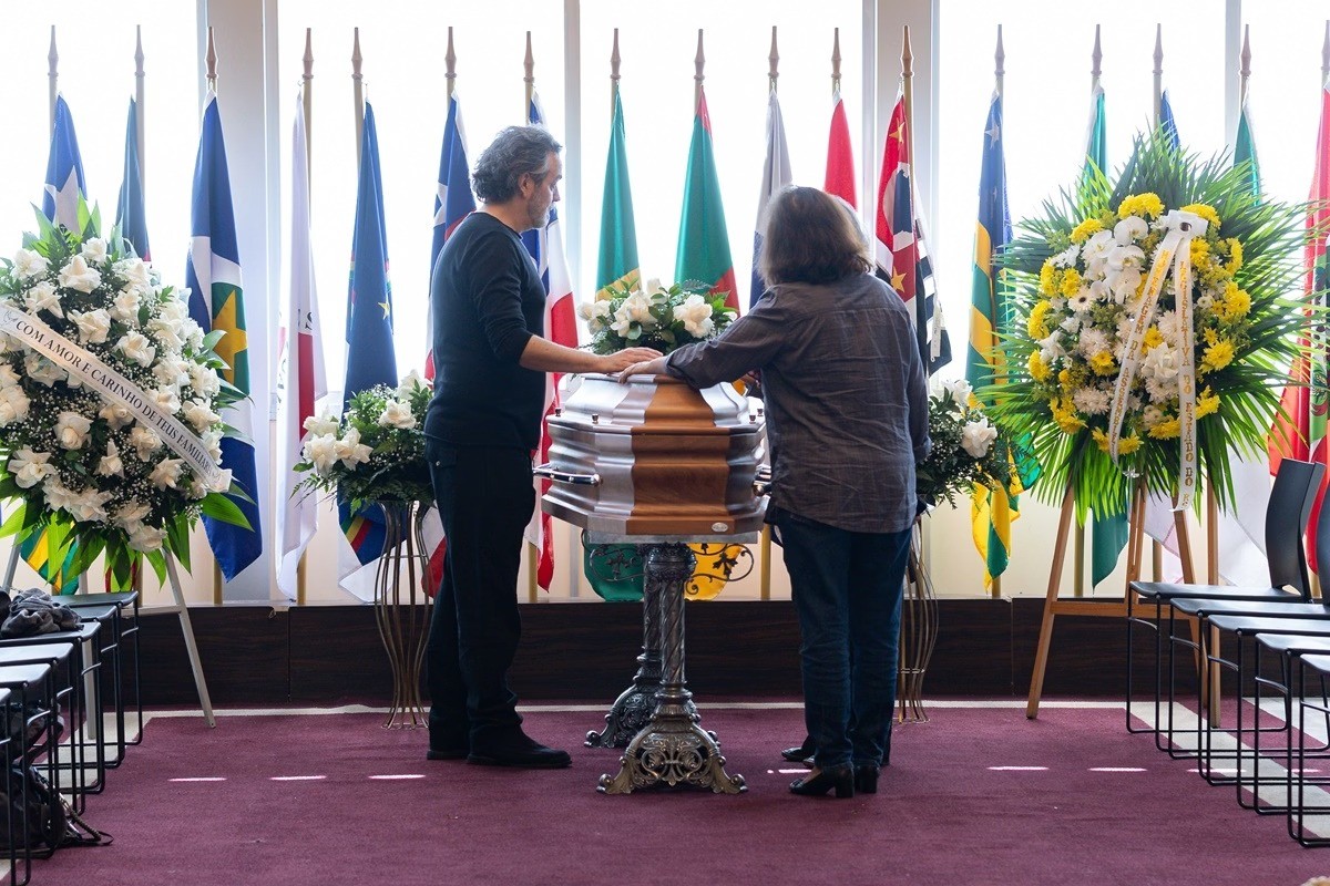 Corpo do escritor Luis Fernando Verissimo é sepultado em Porto Alegre