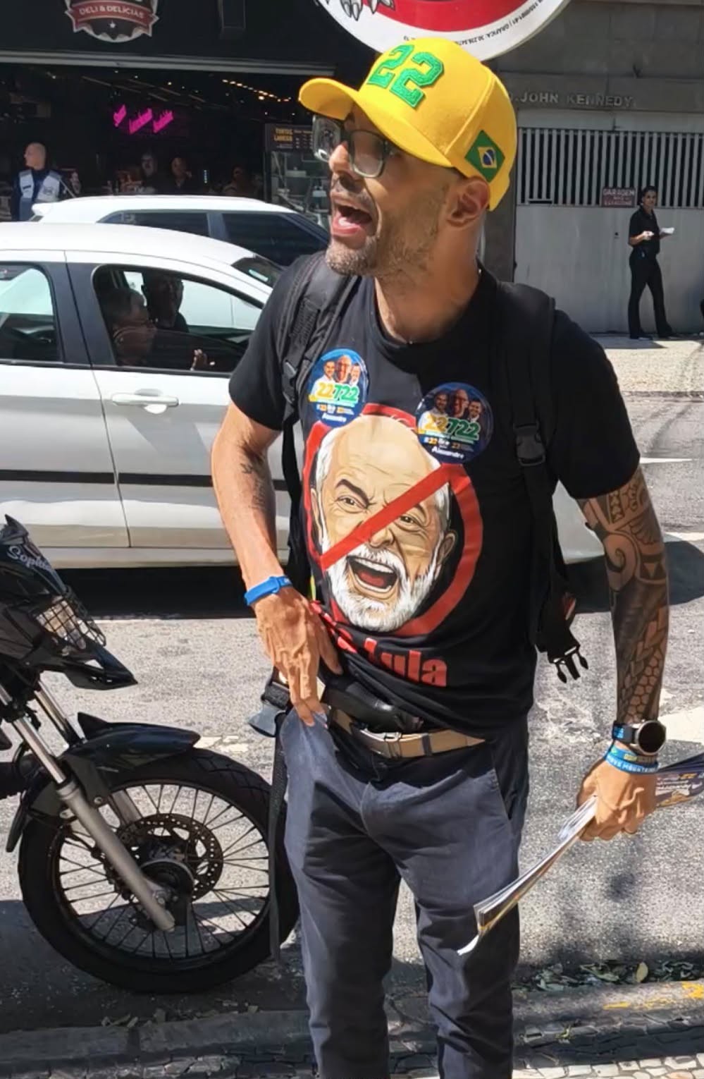 Deputado do PL mostra arma durante confusão com candidato do PSOL no Rio - Foto