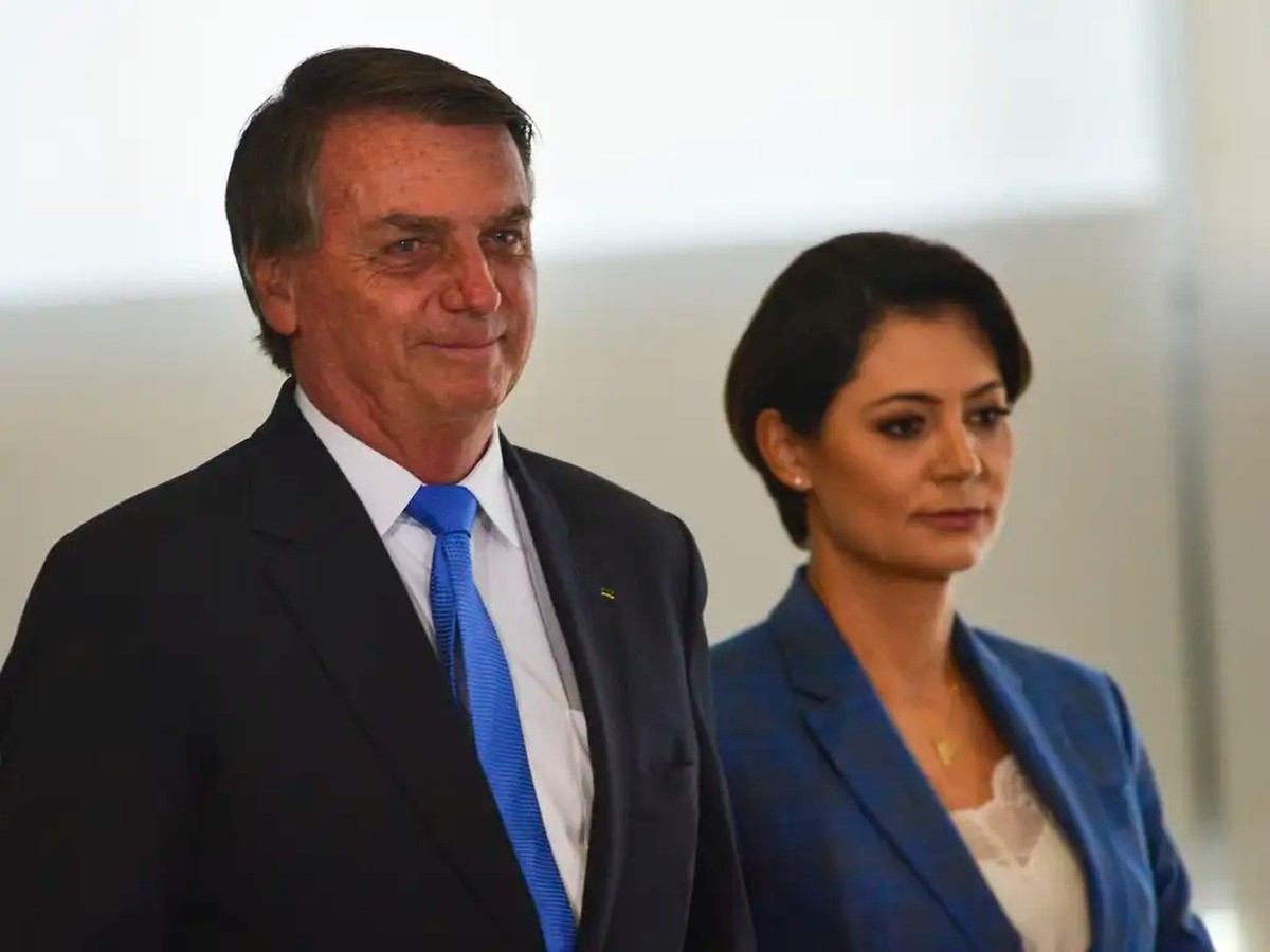 Michelle diz que Bolsonaro passou a noite estável após cirurgia no ombro