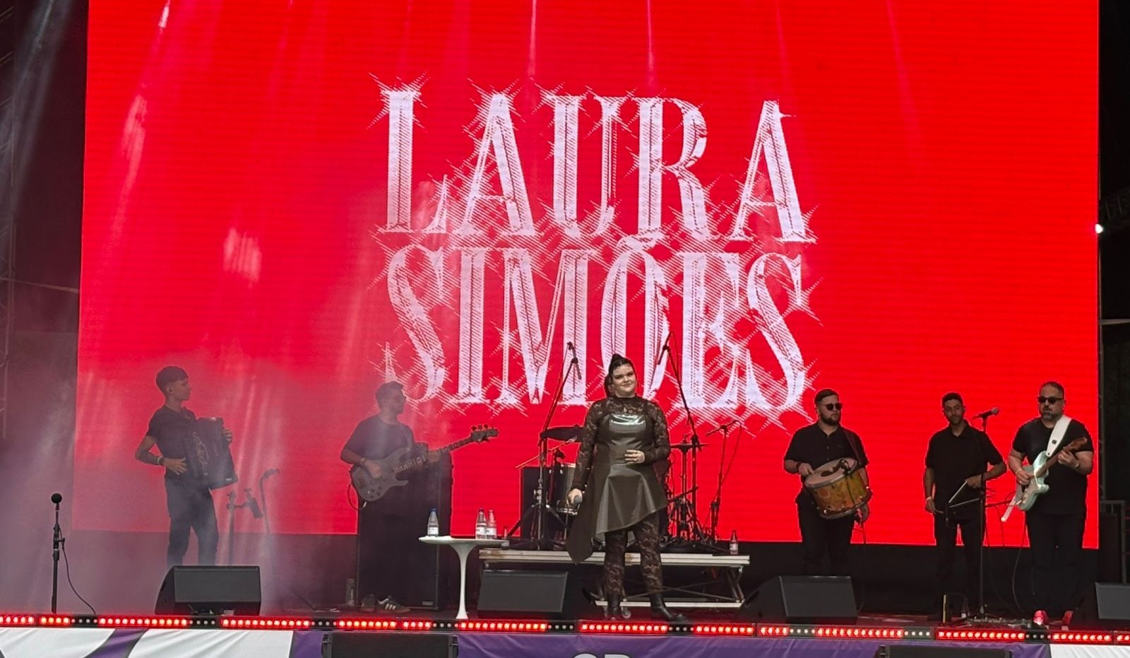 Laura Simões leva raízes pernambucanas ao palco do SP Gastronomia e prepara álbum para 2027 - QTU Questões do Universo