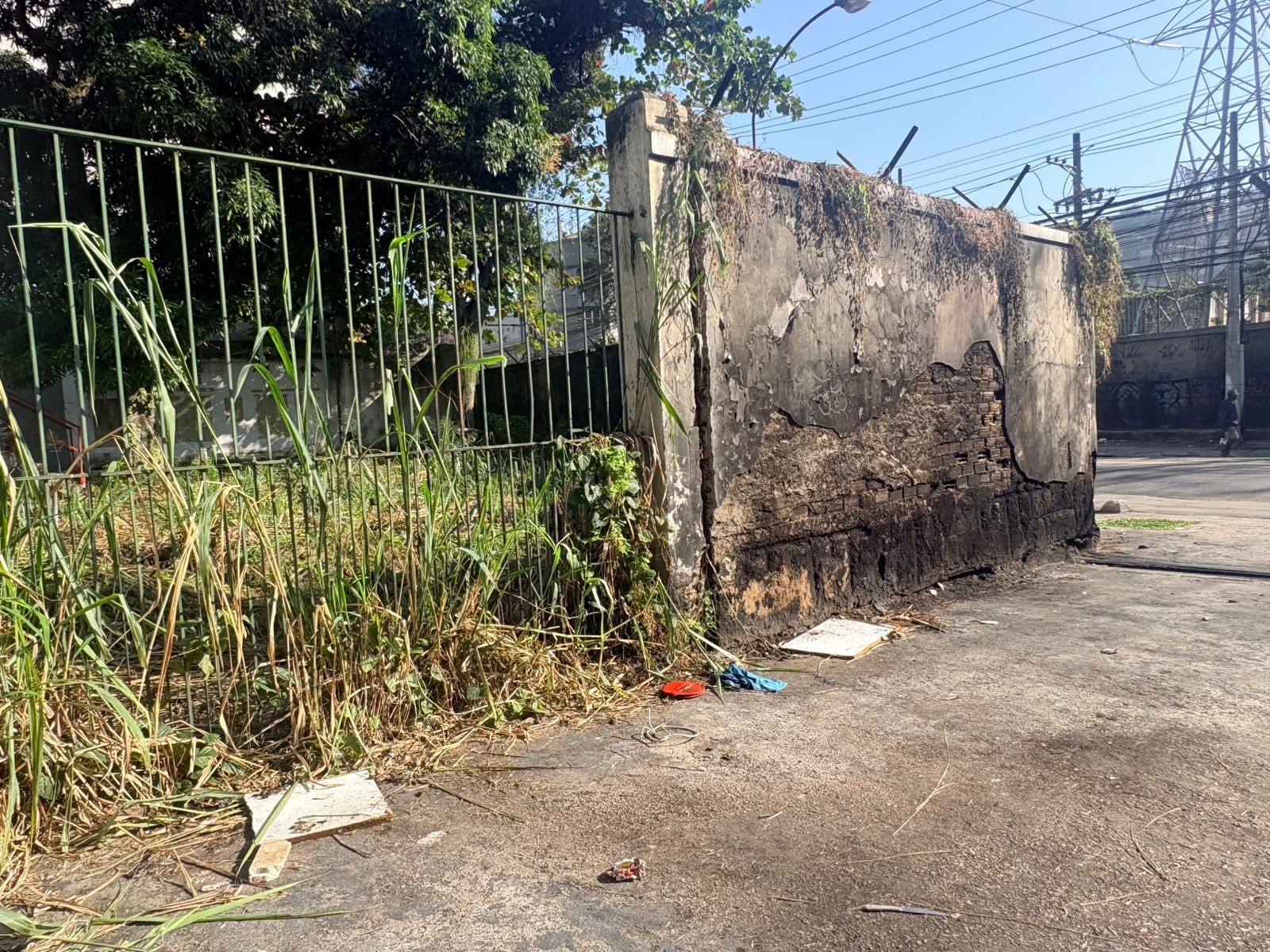 Terrenos abandonados acumulam lixo, mato alto e são usados por usuários de drogas no Rio Comprido; veja o vídeo