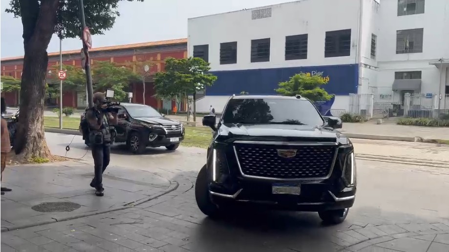 VÍDEOS: PF apreende carros de luxo em operação contra deputado eleito e policiais civis no RJ - Foto