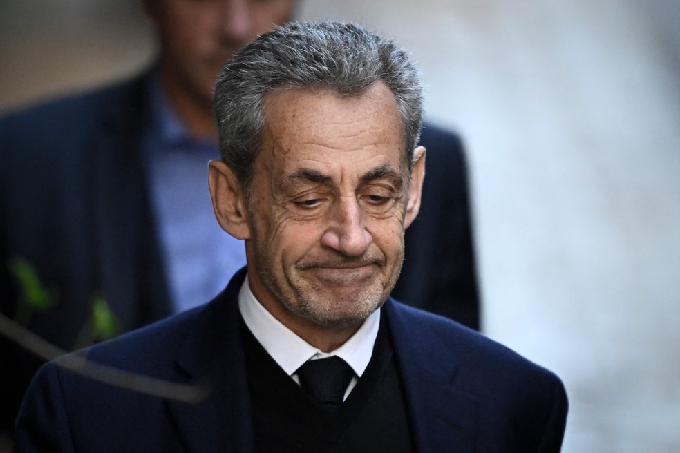 Nicolas Sarkozy chega para a prisão na França. — Foto: JULIEN DE ROSA / AFP