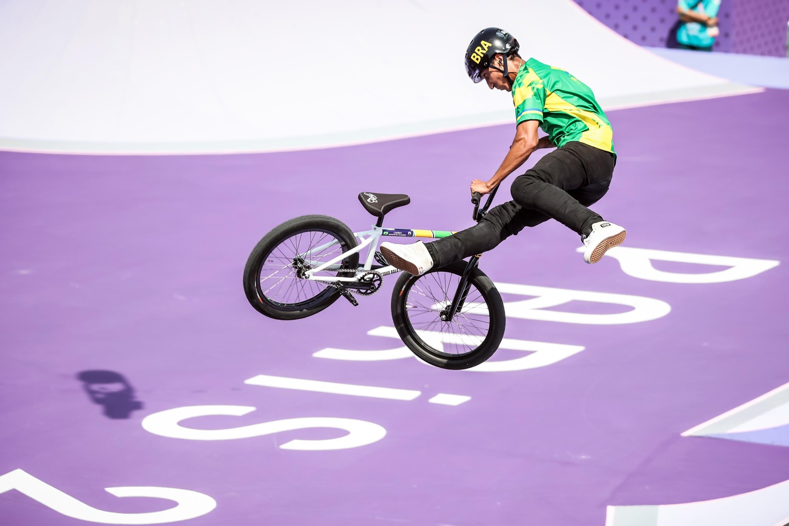 Atleta Gustavo Balaloka na categoria BMX Freestyle, nas Olimpíadas de Paris — Foto: Gaspar Nóbrega/COB