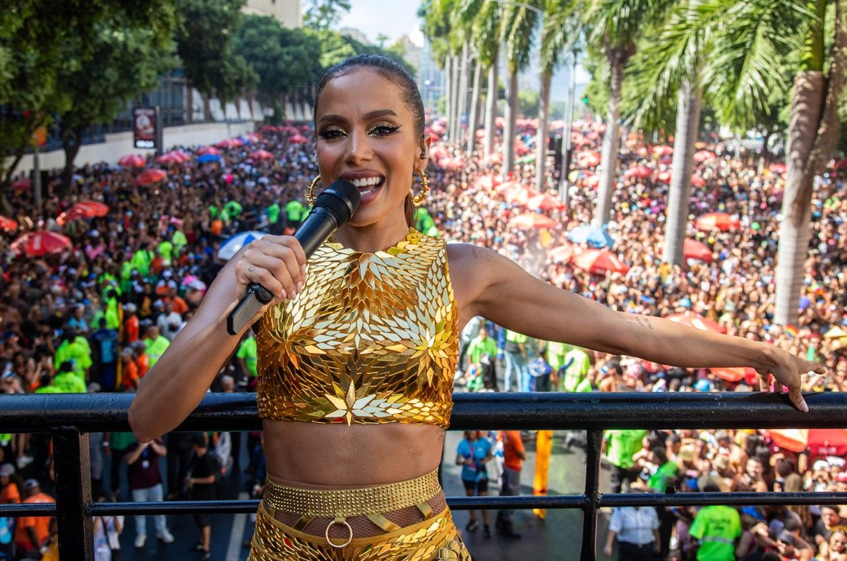 Bloco da Anitta arrasta multidão pelo Centro do Rio