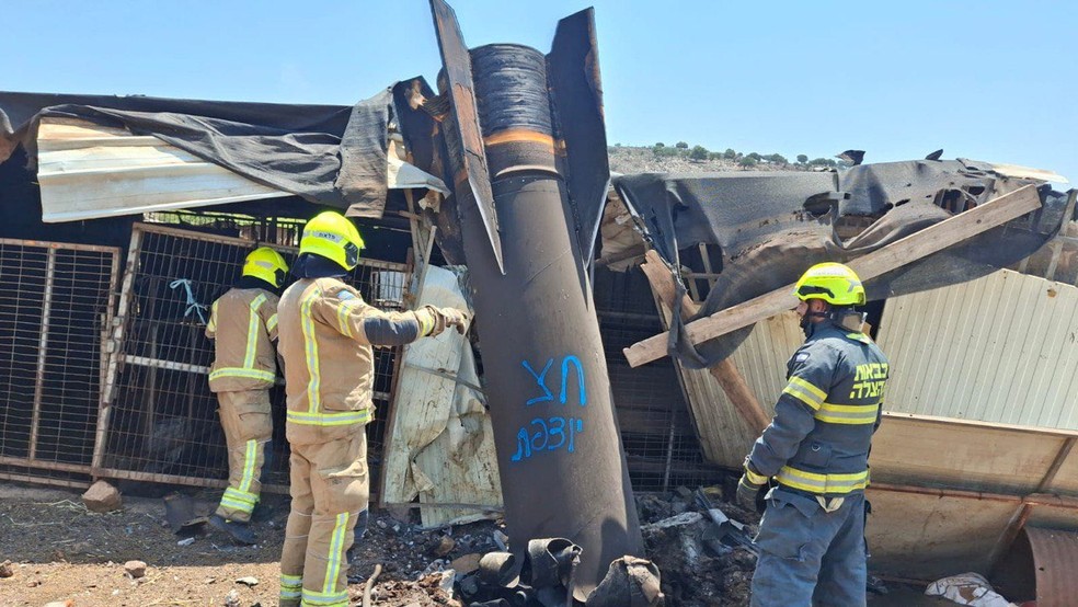 Foguete que Israel afirma ter sido disparado pelo Irã. — Foto: Reprodução/Redes Sociais
