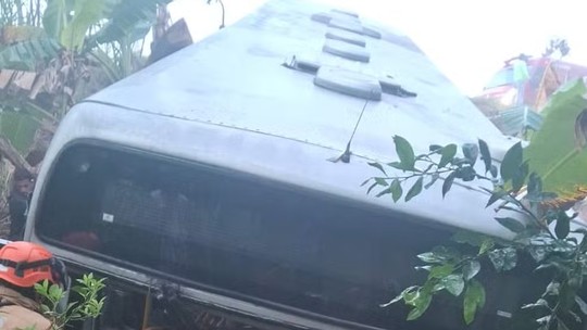Acidente com ônibus deixa um morto e pelo menos 10 feridos em Itaboraí (RJ)