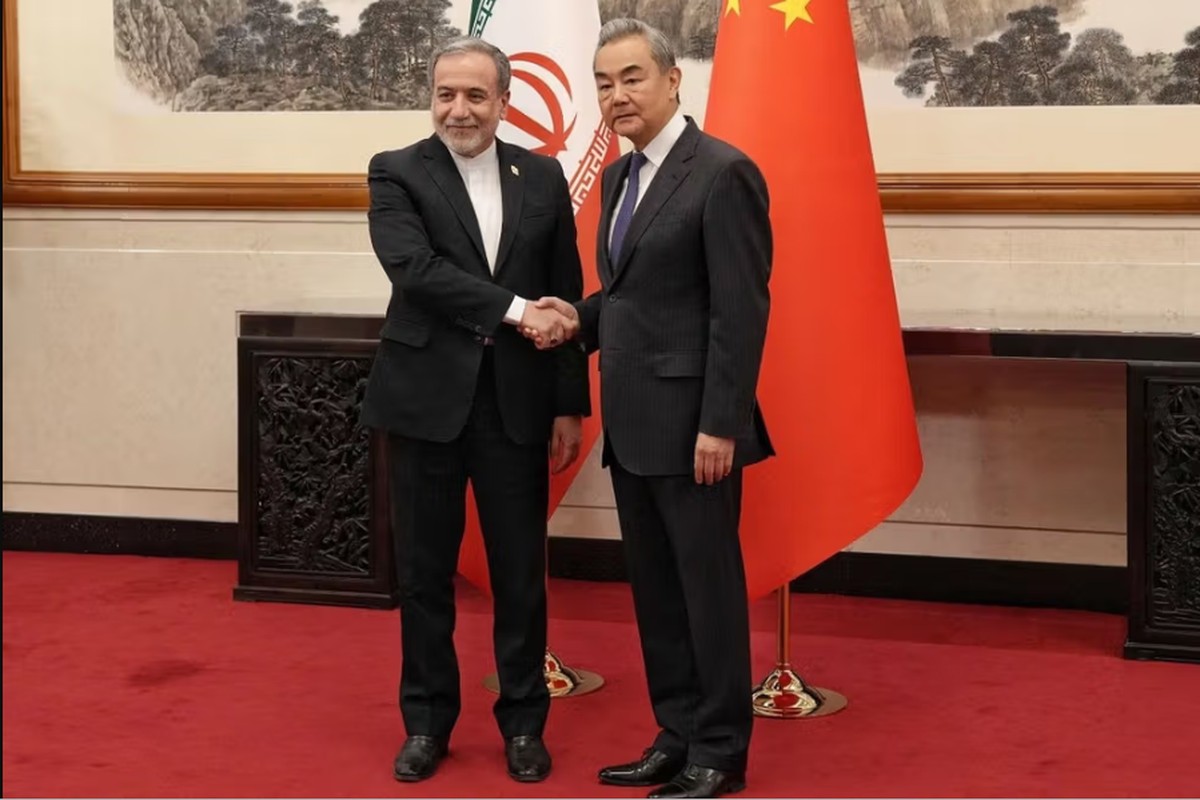 China chama guerra dos EUA e Israel contra Irã de 'ilegítima', mas pede para iranianos liberarem Ormuz