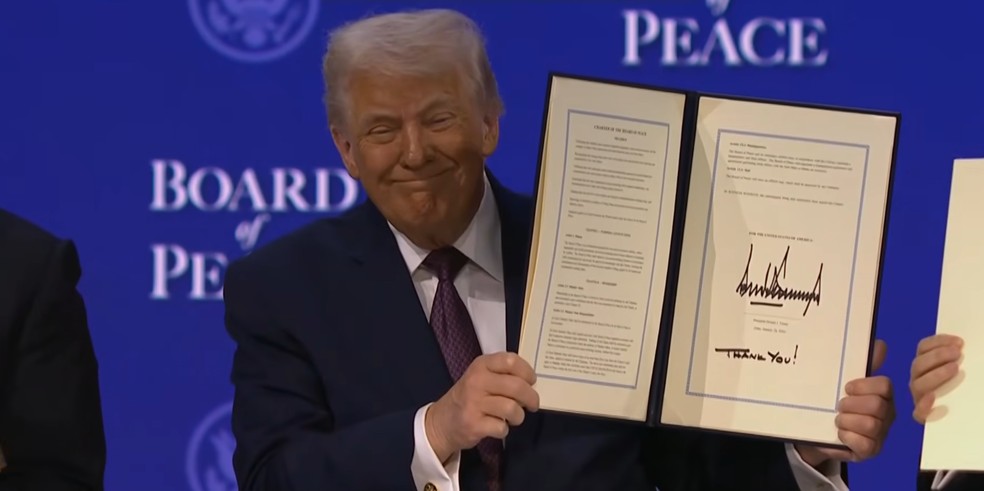 Assinatura de Trump em Conselho de Paz. — Foto: Reprodução