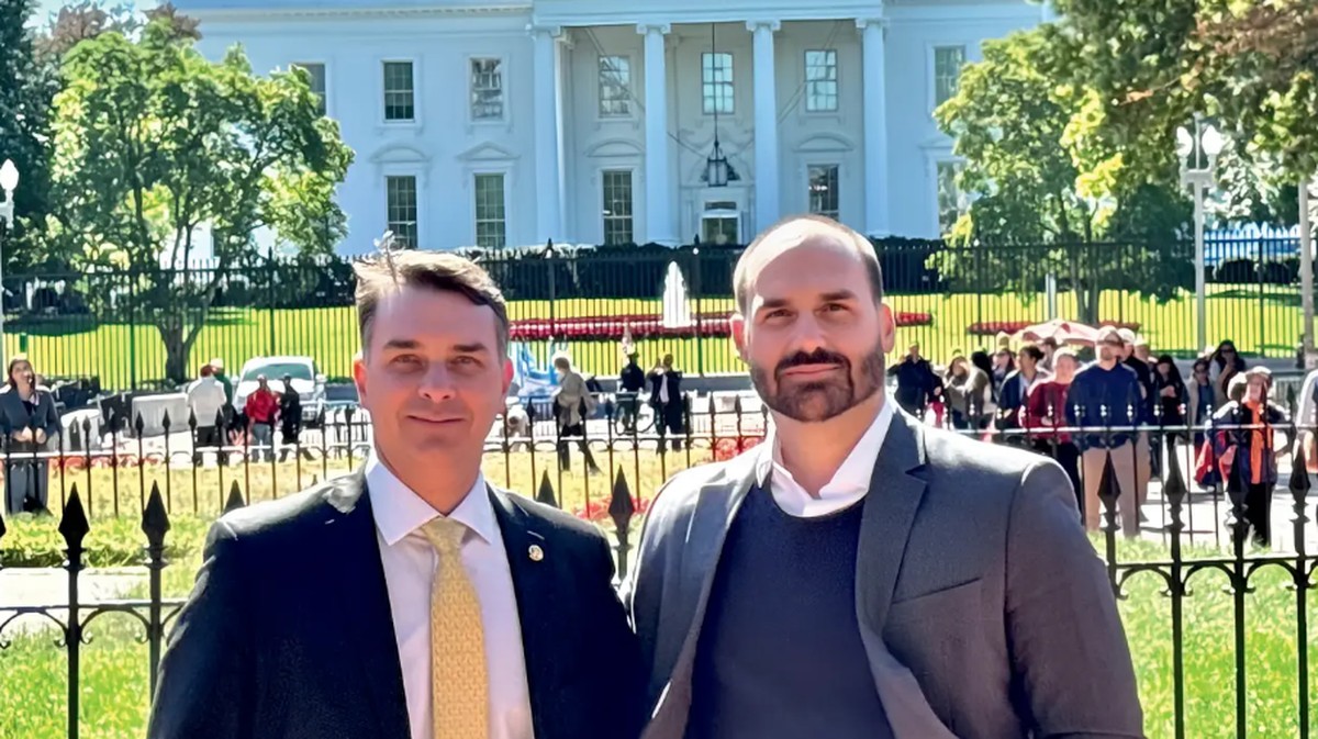 Eduardo Bolsonaro atuou como produtor de filme que recebeu dinheiro de Vorcaro, diz site