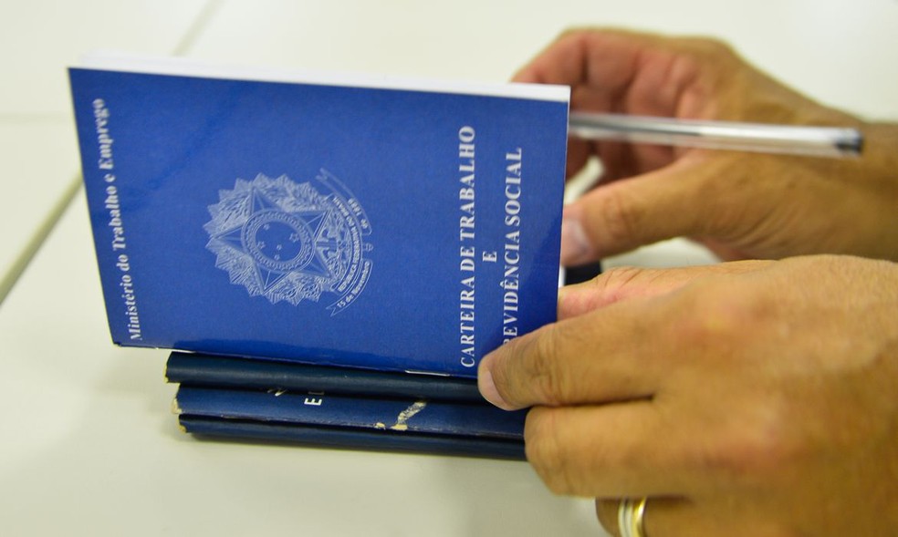 Carteira de trabalho — Foto: Marcello Casal/ABr