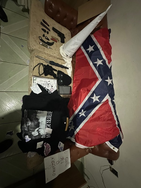 Itens relativos a grupos supremacistas com pessoas que planejavam atentado em Brasília. — Foto: Divulgação/Polícia Civil do DF