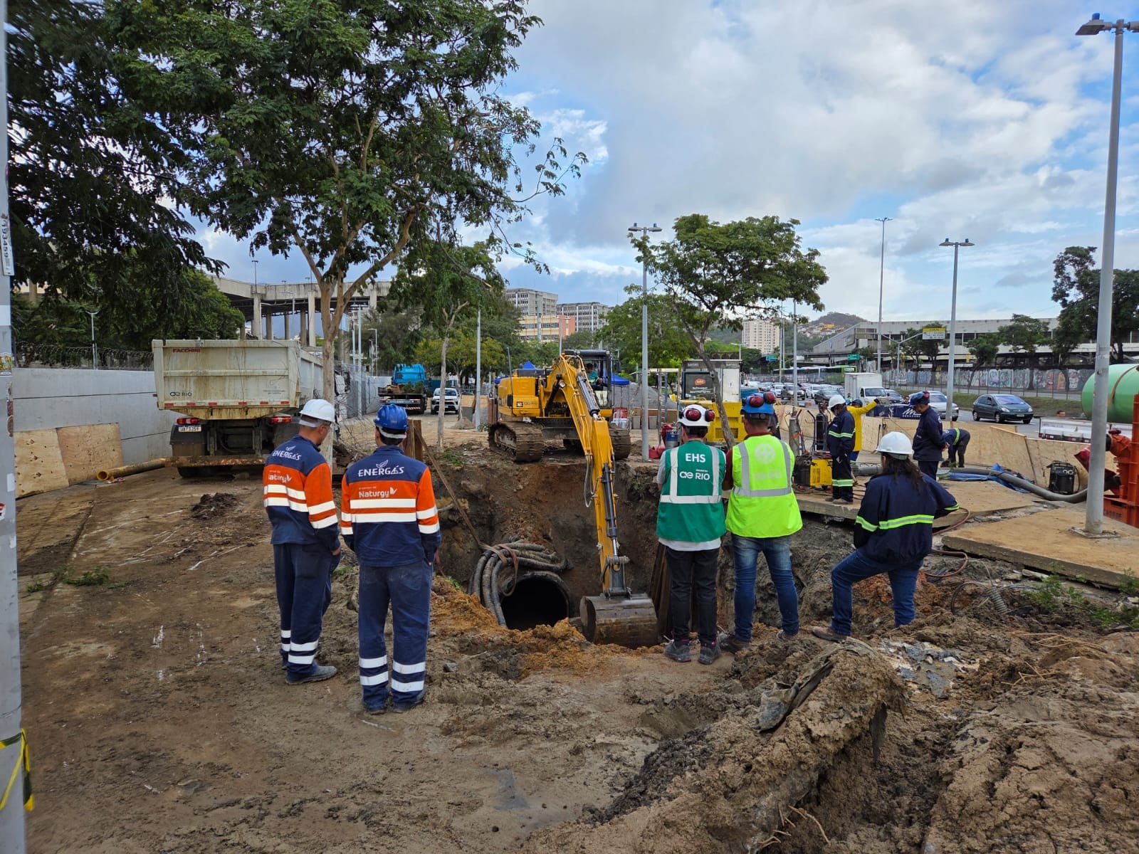 Águas do Rio substitui trecho de adutora que se rompeu no Maracanã, na Zona Norte - QTU Questões do Universo