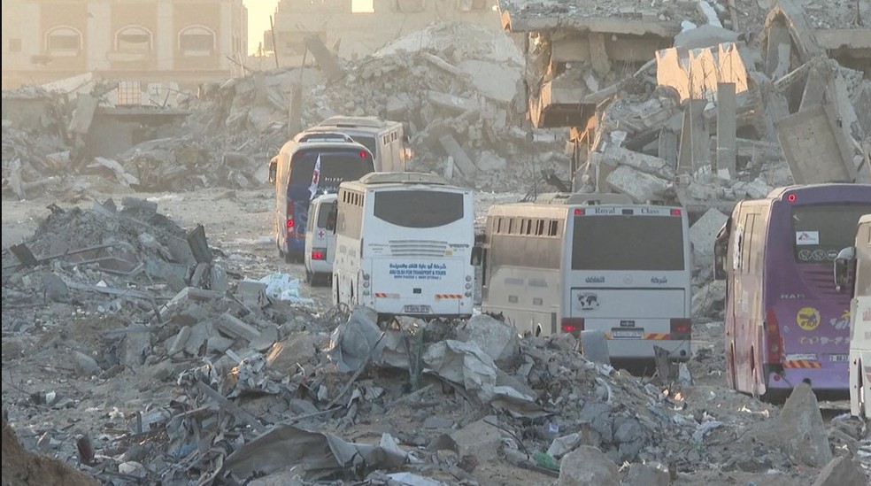 Ônibus com prisioneiros palestinos chega em Gaza. — Foto: Divulgação