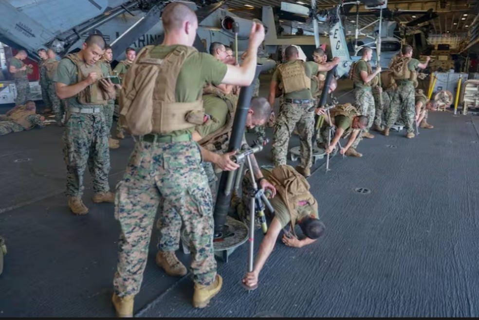 Equipes americanas em navios de guerra dos Estados Unidos. — Foto: Divulgação/Departamento de Estado dos EUA
