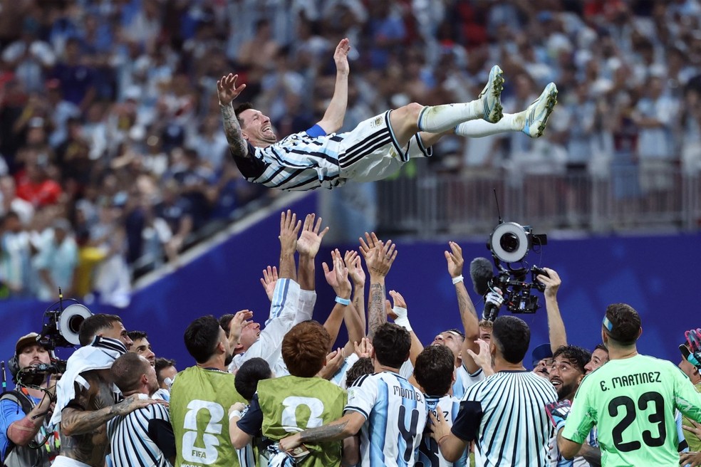Argentina comemora com Lionel Messi a classificação para as quartas de final da Copa do Mundo 2026 — Foto: THOMAS COEX / AFP
