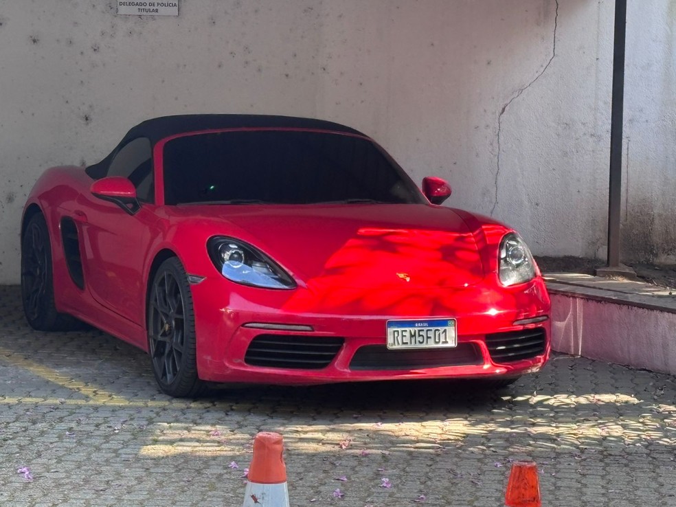Porsche vermelho apreendido na casa de Gato de Preto — Foto: Divulgação/Polícia Civil