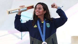 A atleta Rayssa Leal garantiu a medalha de bronze no Skate Street feminino nas Olimpíadas de Paris — Foto: Gaspar Nóbrega/COB