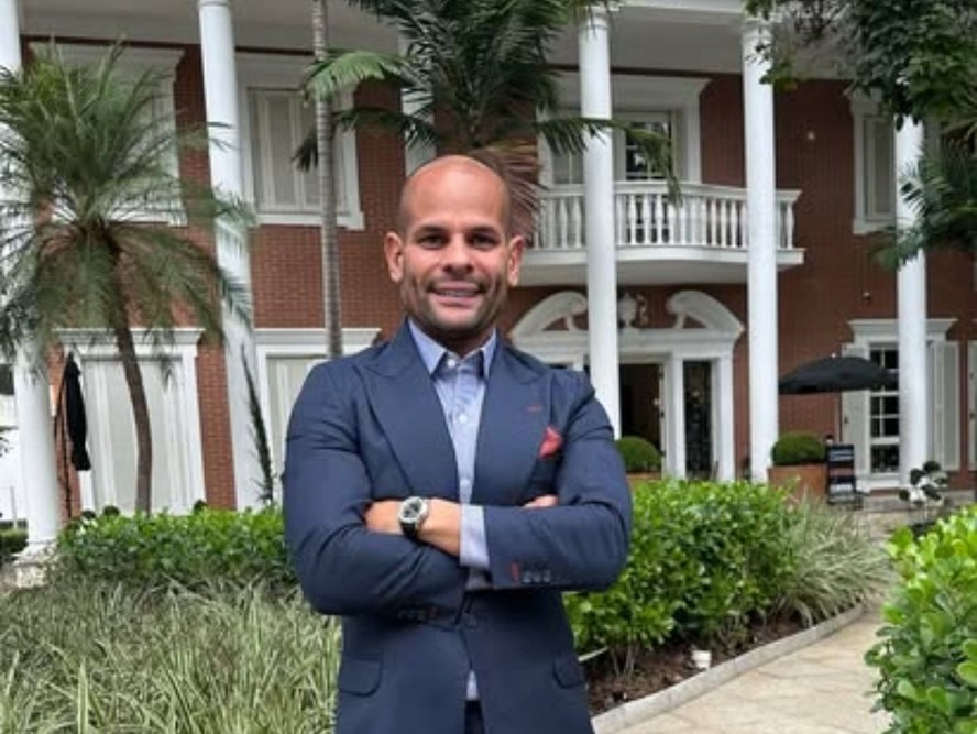 O principal alvo é o médico baiano e escritor Gabriel Almeida que atende em uma clínica que fica em uma mansão na Avenida Brasil