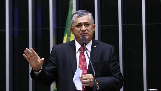 Líderes do governo devem 'entrar em campo' e aperfeiçoar relação com Centrão, diz José Guimarães