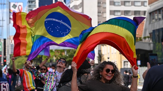 Multidão colorida lota as ruas na 28ª Parada LGBT+ em São Paulo