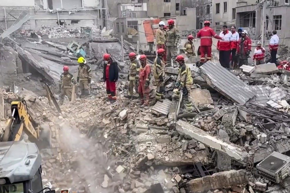 Destruição no Irã após ataques dos Estados Unidos e de Israel. — Foto: Iranian Red Crescent / AFP