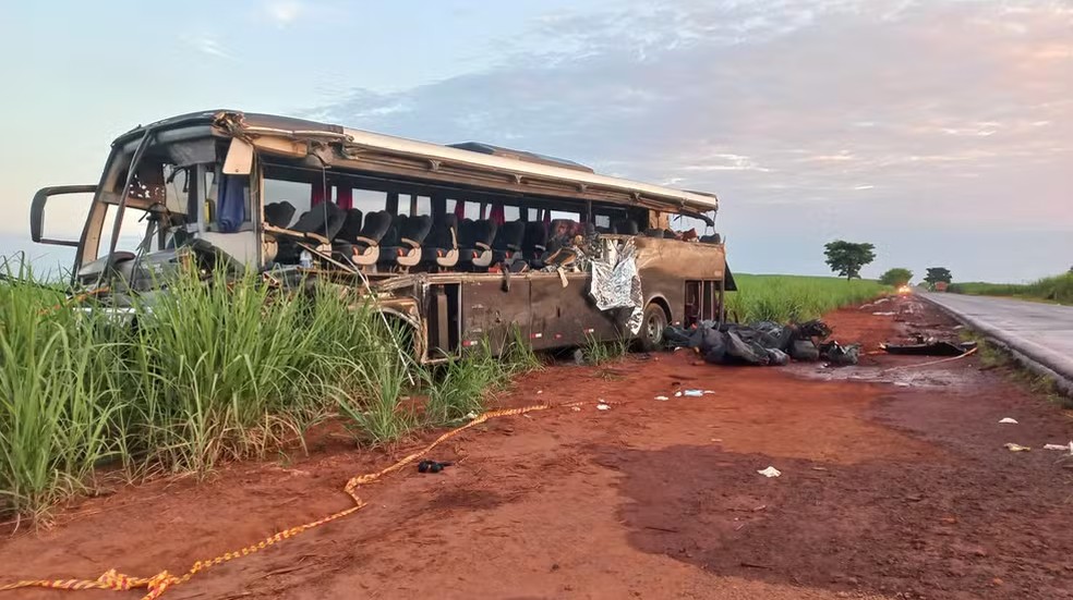 Ônibus destruído após acidente no interior de São Paulo. — Foto: Reprodução/EPTV