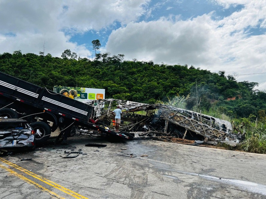 Acidente no interior de Minas Gerais, na BR-116, deixou ao menos 37 mortos