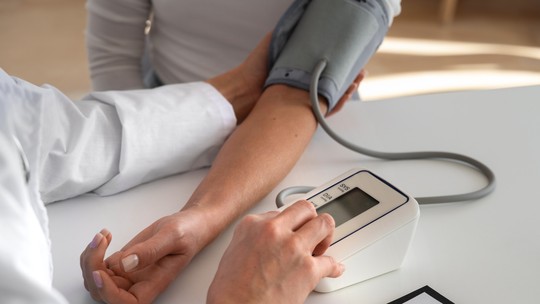 Diagnóstico de hipertensão vai exigir medição da pressão em casa; entenda nova diretriz
